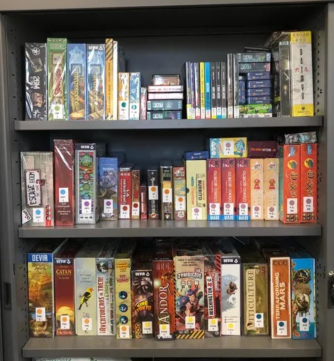 Mesa con varios juegos de mesa